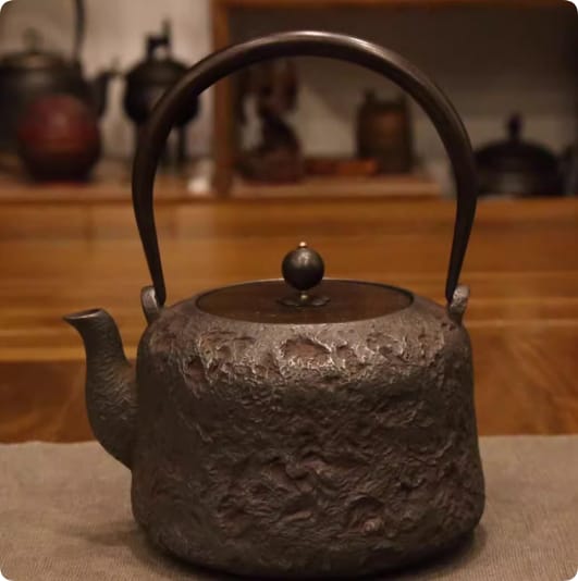 Handcrafted Japanese Cast Iron Tea Kettle – 1.6L Traditional Tetsubin Stovetop Teapot