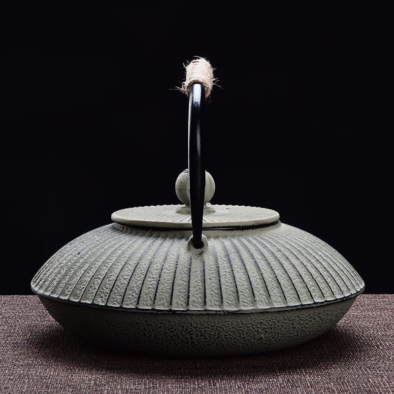 Japanese Ribbed Cast Iron Tea Kettle with Stainless Steel Infuser – 26 oz (780mL)